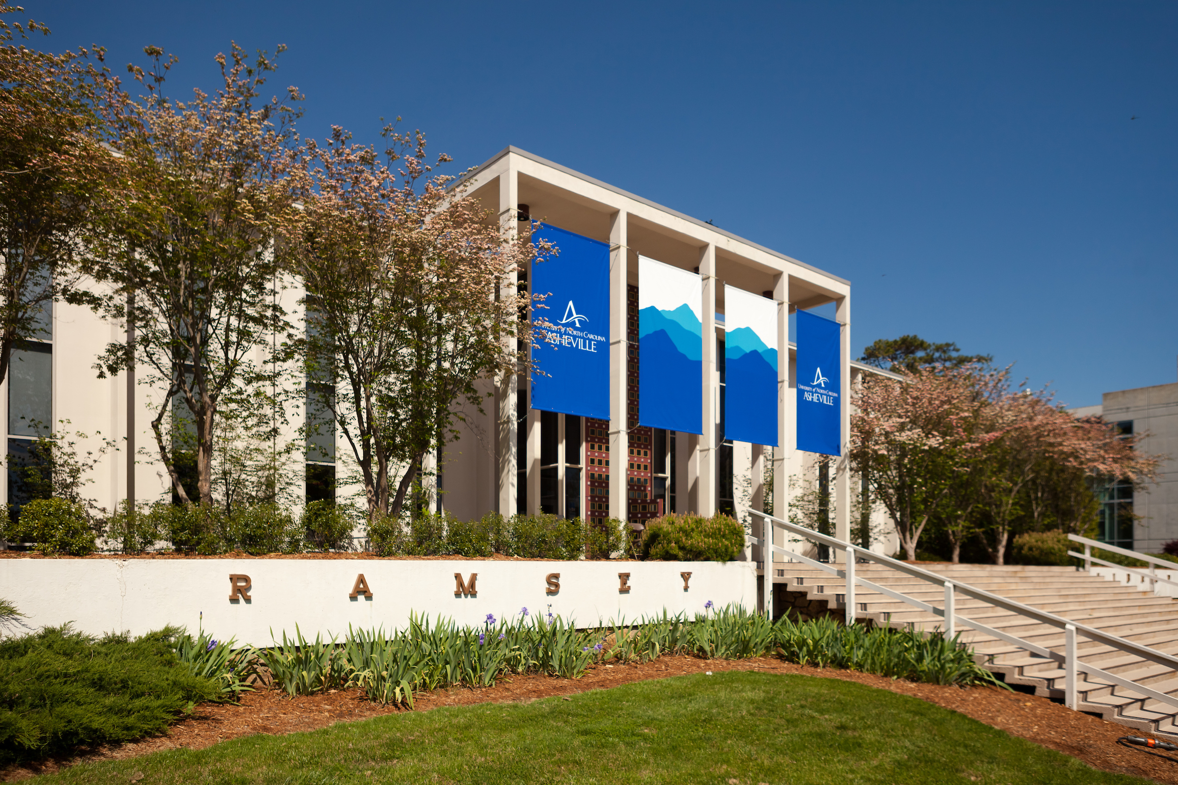 The front of Ramsey Library